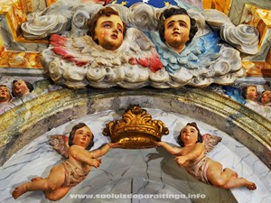 Anjos e querubins - Detalhes da arquitetura interna com anjos e querubins