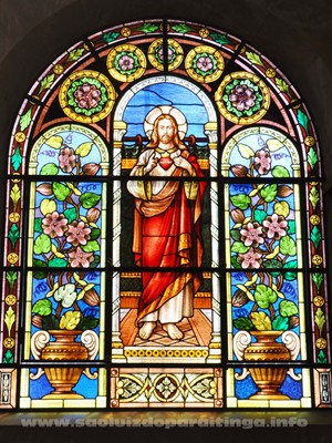 Vitral de Jesus Cristo - Vitral com imagem de Jesus Cristo integra o projeto arquitetônico da Igreja